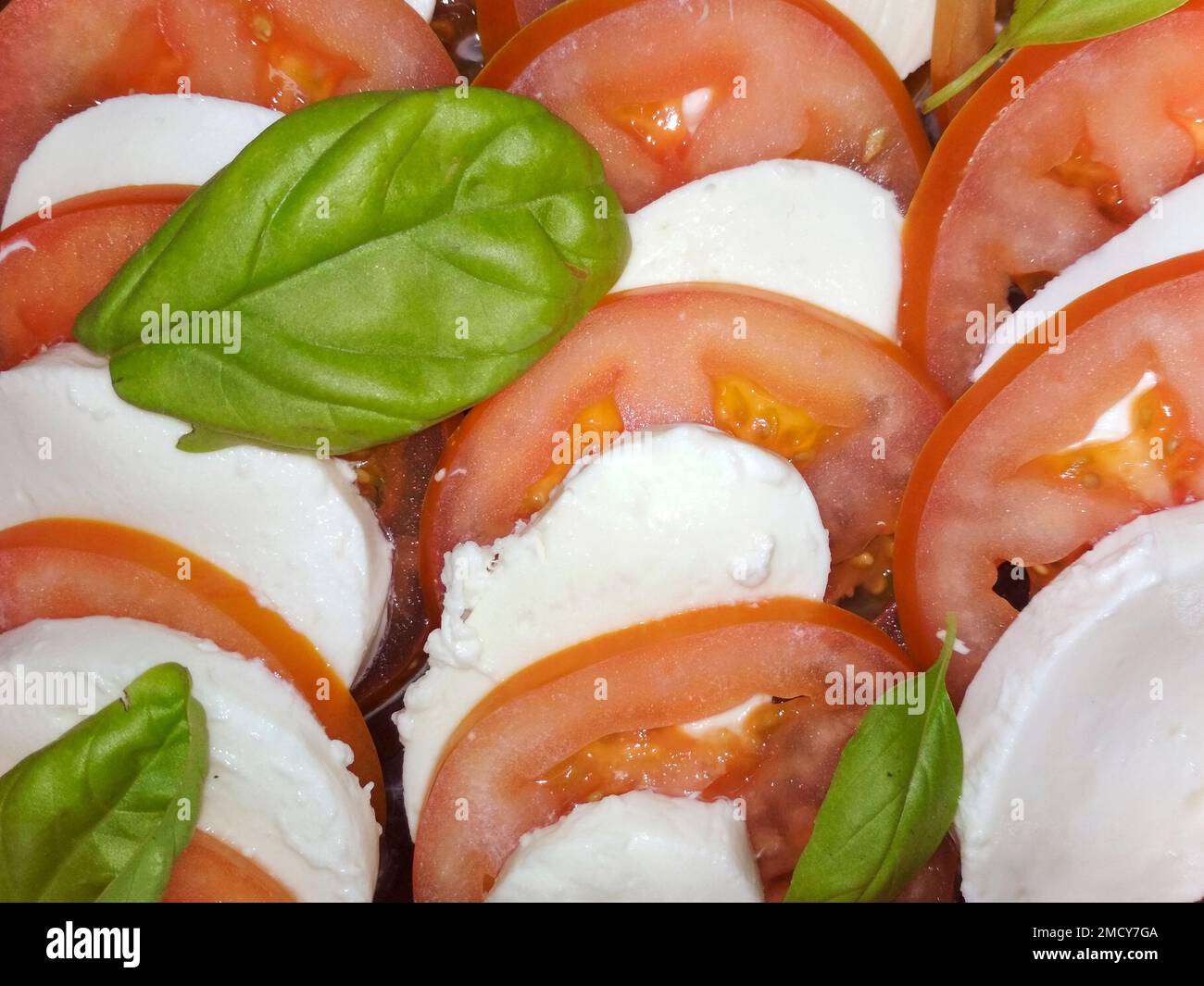 Tomate Mozzarella, Baslicum Stockfoto