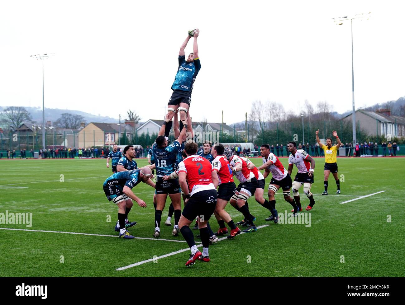 George Nott von Dragons gewinnt das Line-Out während des EPCR Challenge Cup-Spiels im CCB Centre for Sporting Excellence, Ystrad Mynach. Foto: Sonntag, 22. Januar 2023. Stockfoto