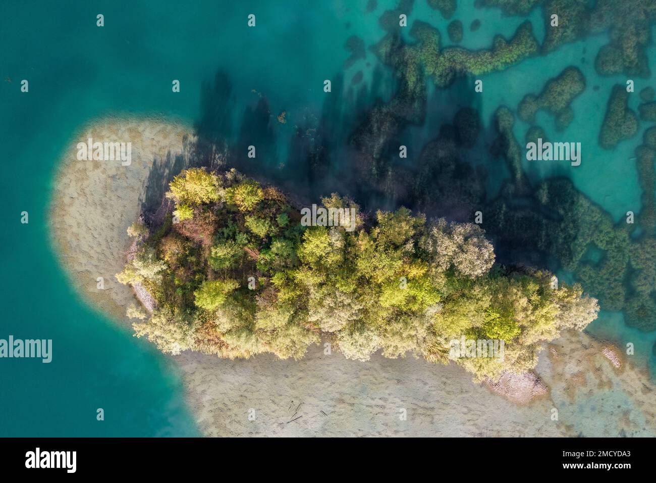 Luftaufnahme einer Seenoberfläche und einer kleinen Insel Stockfoto