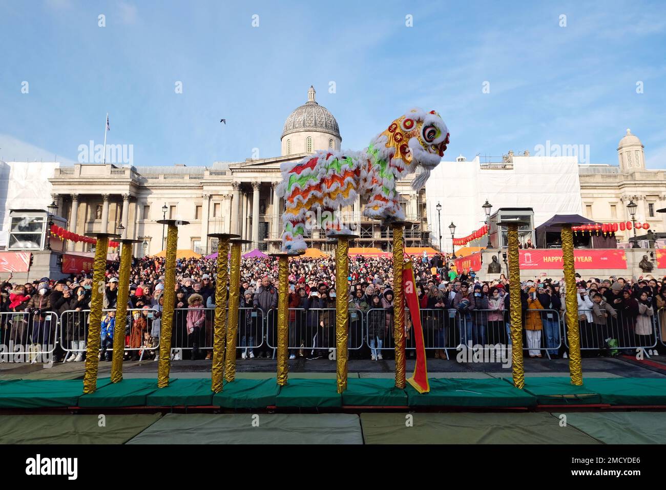 London, Großbritannien. 22. Januar 2023. Ein Löwentanz der Chen Brüder eröffnet die chinesische Neujahrsfeier am Trafalgar Square, der das Jahr des Hasen begrüßt. Tausende von Besuchern werden die Festlichkeiten am Tag auf dem Platz und in Chinatown genießen. Kredit: Elfte Stunde Fotografie/Alamy Live News Stockfoto