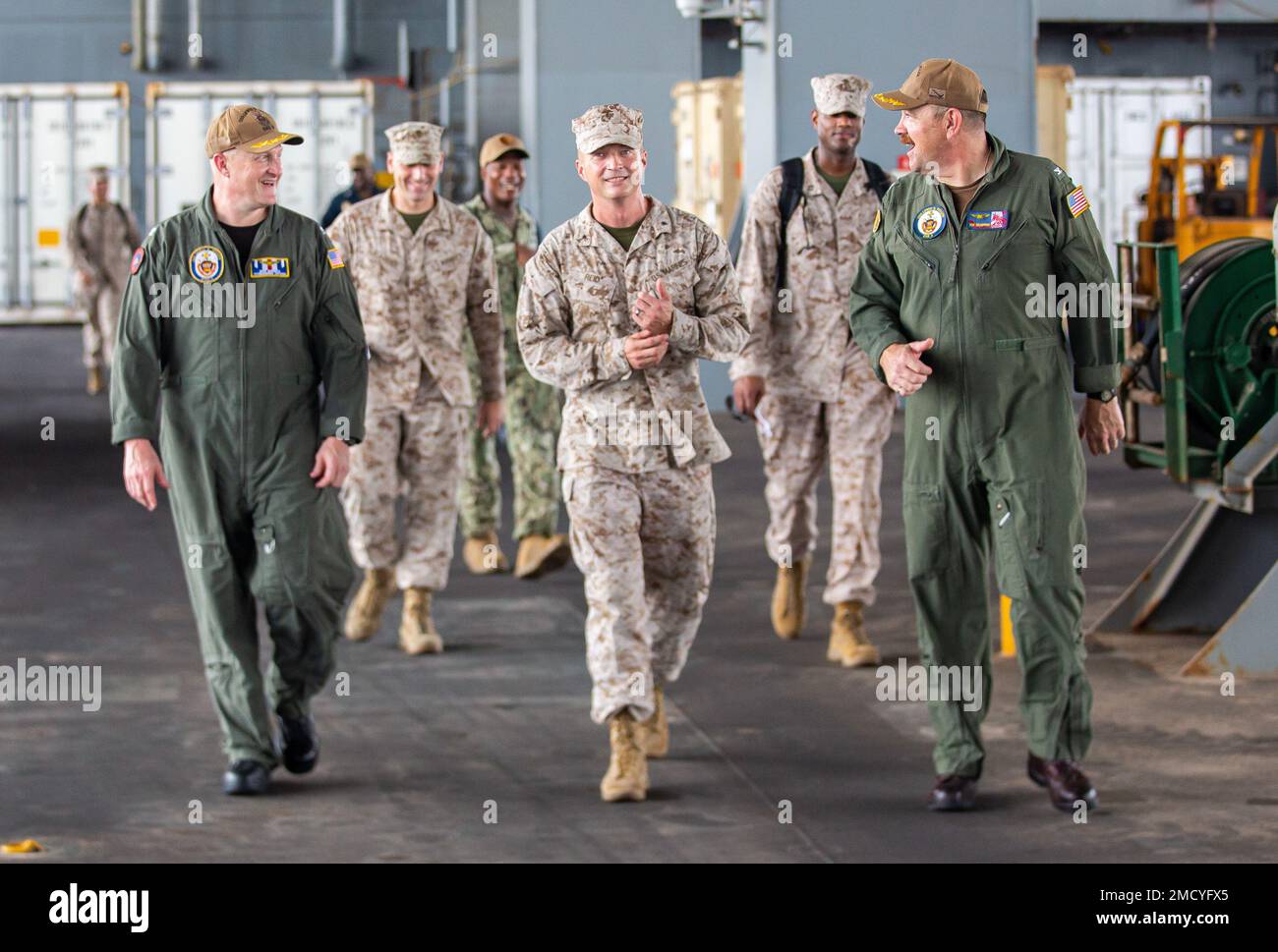 MANAMA, BAHRAIN (11. JULI 2022) – USA Marinebrücke Gen. Matthew S. Reid, kommandierender General der Naval Amphibious Force, Task Force 51/5. Marine Expeditionary Brigade (TF 51/5), besuchte die Expeditionary Sea Base USS Lewis B. Puller (ESB 3) während eines Befehlsaustauschs vom Juli 11. Puller wird im US-Flottengebiet 5. eingesetzt, um Marineeinsätze zu unterstützen, um die maritime Stabilität und Sicherheit in der Zentralregion zu gewährleisten und das Mittelmeer und den Pazifik durch den westlichen Indischen Ozean und drei strategische Engpässe zu verbinden. Stockfoto