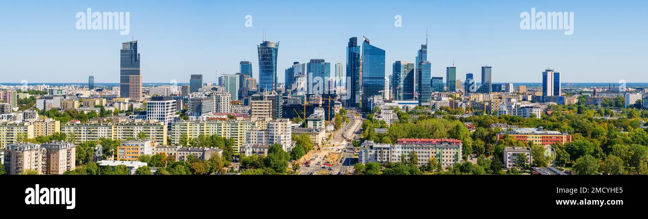 Büroviertel rund um den Daszynskiego-Kreisverkehr mit dem Namen „New Mordor“, Luftbild der Skyline von Warschau Stockfoto