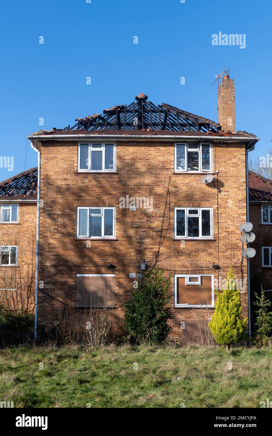 Die Überreste eines Wohnungsgebäudes, das durch Feuer zerstört wurde