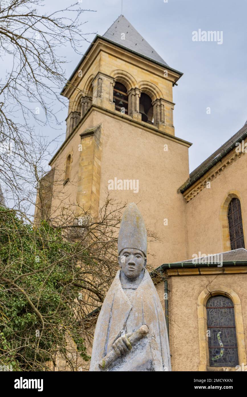 Echternach, Luxemburg - 1. Januar 2023: Echternacher Stadtbild mit Kirche St. Peter und Heiliger Paul und Skulptur in der ältesten Stadt Luxemburgs. In Der Nähe Von Müllerthal. Stockfoto