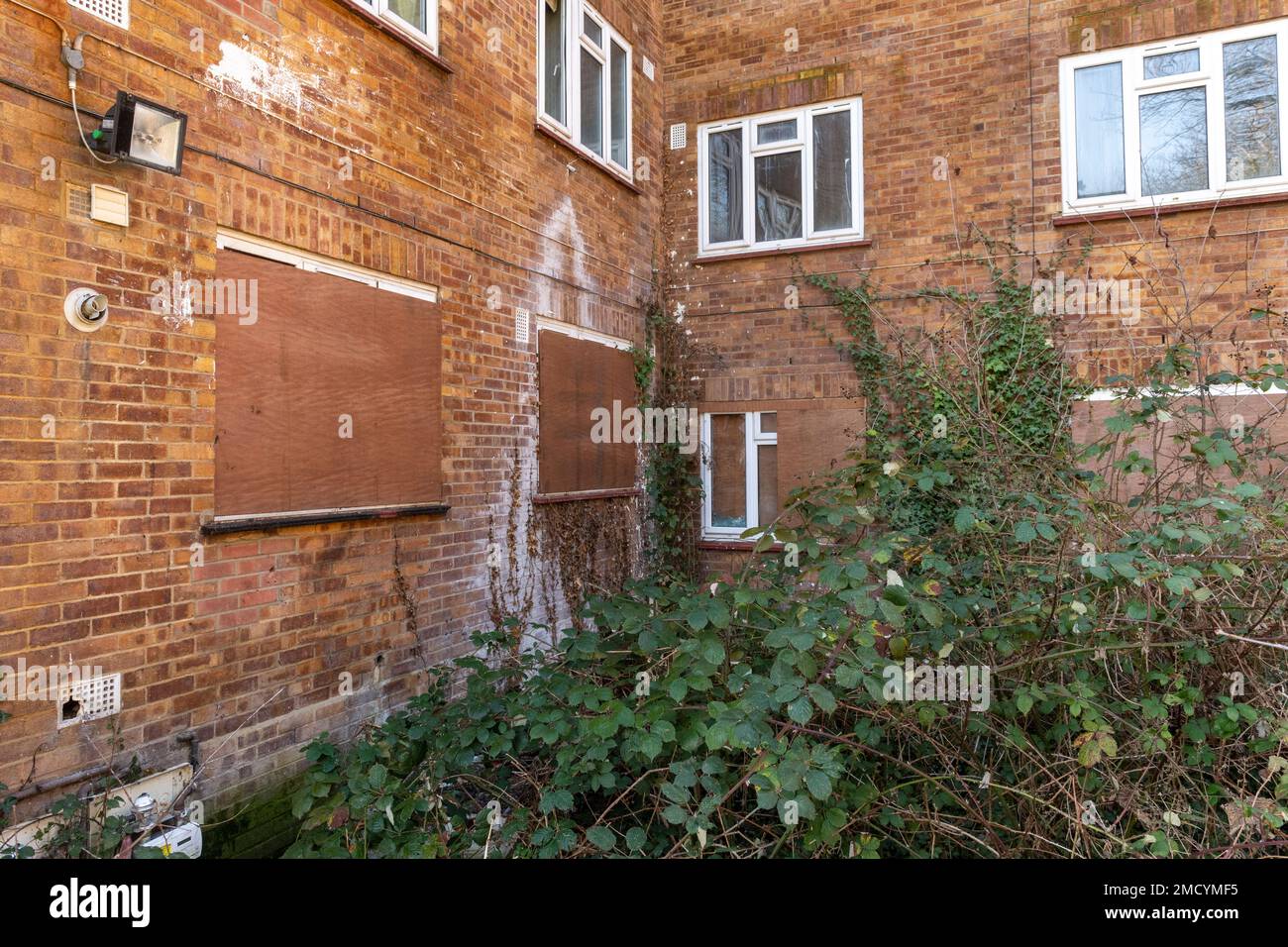 Die Überreste eines Wohnungsgebäudes, das durch Feuer zerstört wurde