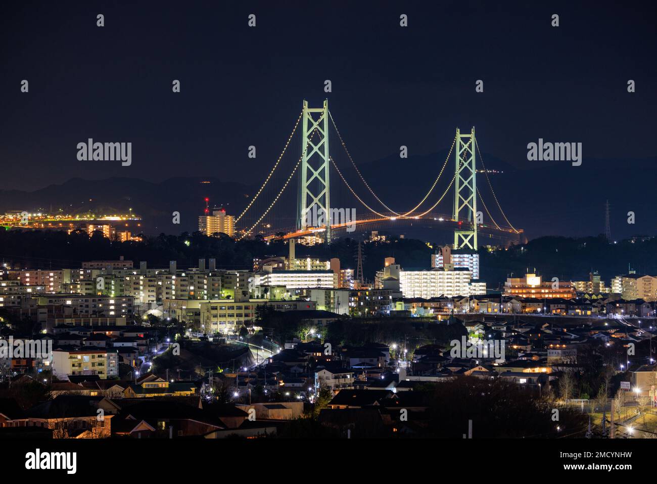 Akashi Kaikyo Hängebrücke und Apartmentgebäude beleuchtet bei Nacht Stockfoto