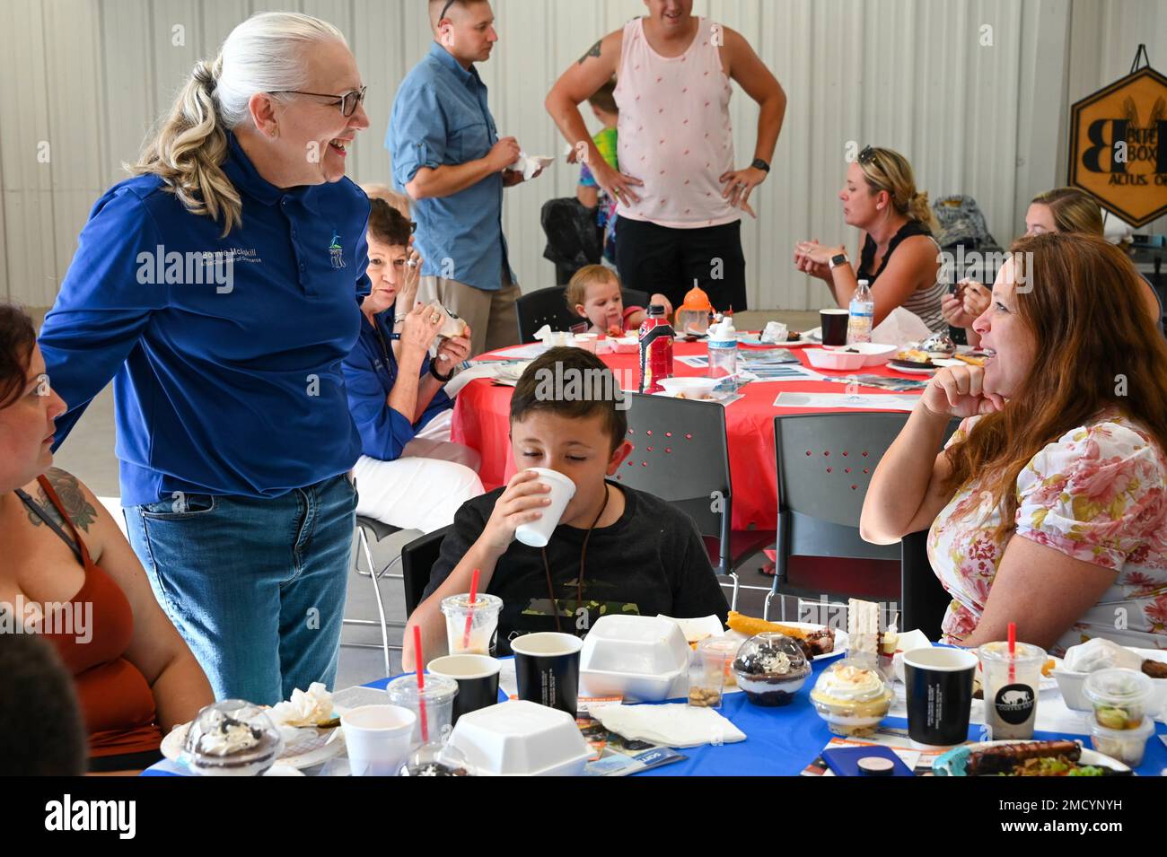 Bonnie McAskill, Ausschuss mit 100 Mitgliedern, spricht mit einem Mitglied der Altus-Gemeinde auf der Veranstaltung „Taste of Altus“ am 11. Juli 2022. Das Komitee der 100 richtet das ganze Jahr über Veranstaltungen aus, bei denen die Airmen vom Luftwaffenstützpunkt Altus, Oklahoma, in die lokale Gemeinde integriert werden. Stockfoto