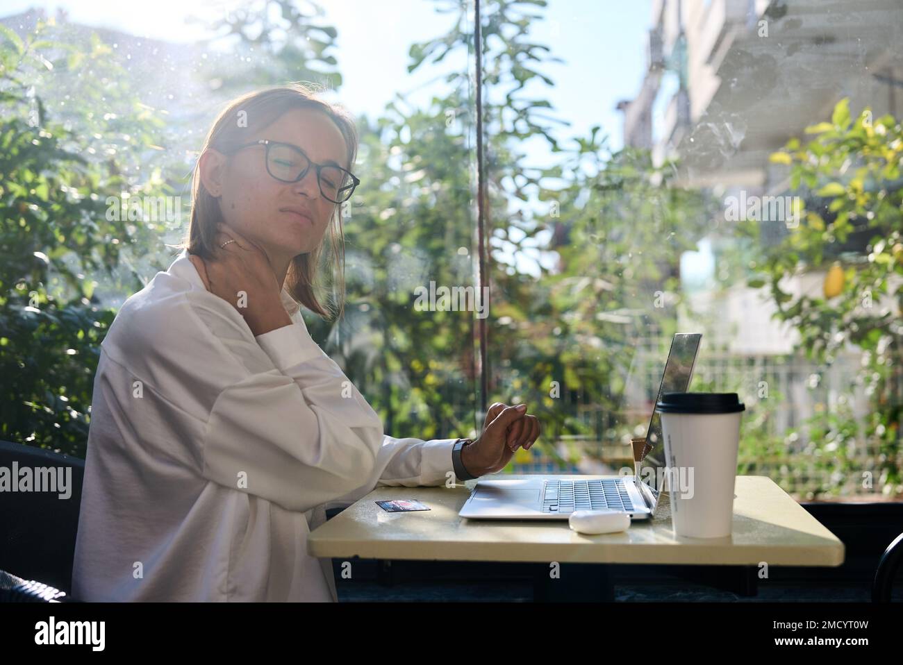 Architektin, Notebook und Nackenschmerzen in Stress, Burn-out oder überarbeitet im Büro. Kaukasierin mit Nackenschmerzen, Entzündung Stockfoto