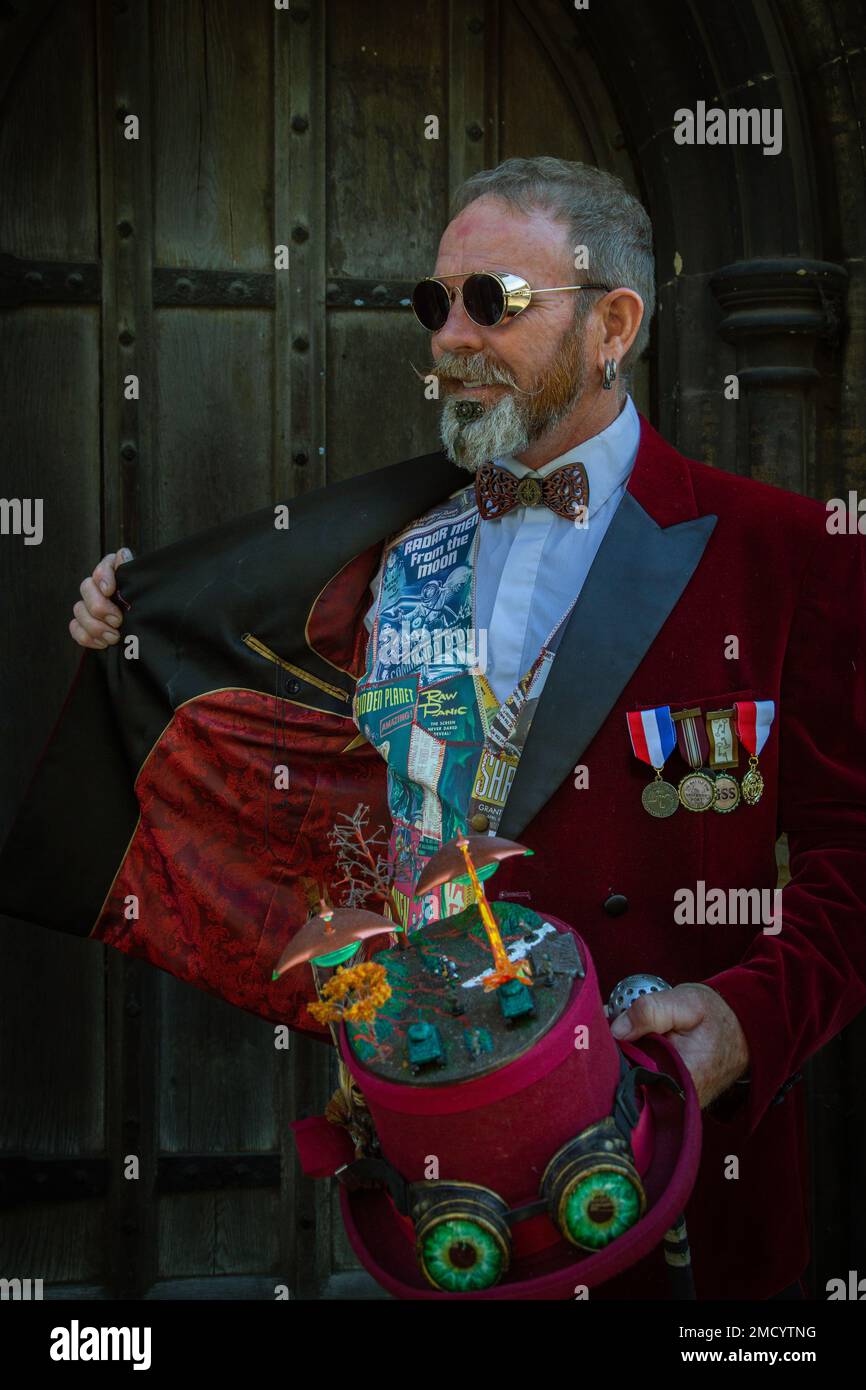 Ein sehr elegant gekleideter Steampunk zeigt die Details in seiner Kleidung. Stockfoto