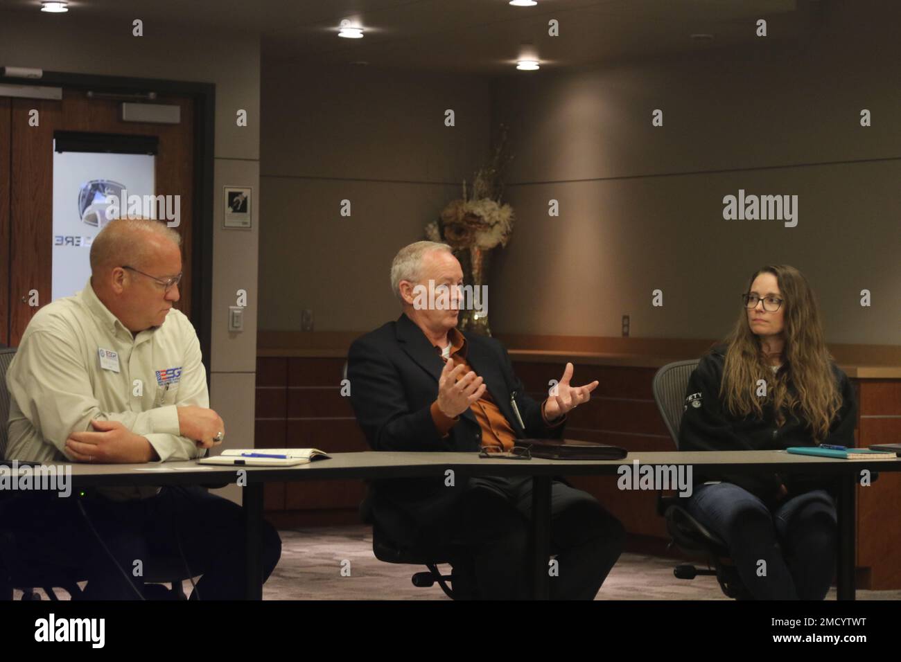 Kelly McNeese, Stabschef, 88. Readiness Division, Center, informiert die Abteilung über die Fähigkeiten und den Auftrag der Abteilung bei der John Deere Dubuque Works Military Employee Resource Group, einschließlich Kimberly Bauer, Personalvertreter während eines Community Engagements in der Einrichtung in Dubuque, Iowa, am 11. Juli 2022. Rick Ernst, Employer Outreach, Employer Support of the Guard & Reserve und Director of Veterans Center Director of Veterans Center University of Dubuque, befindet sich auf der linken Seite. Stockfoto