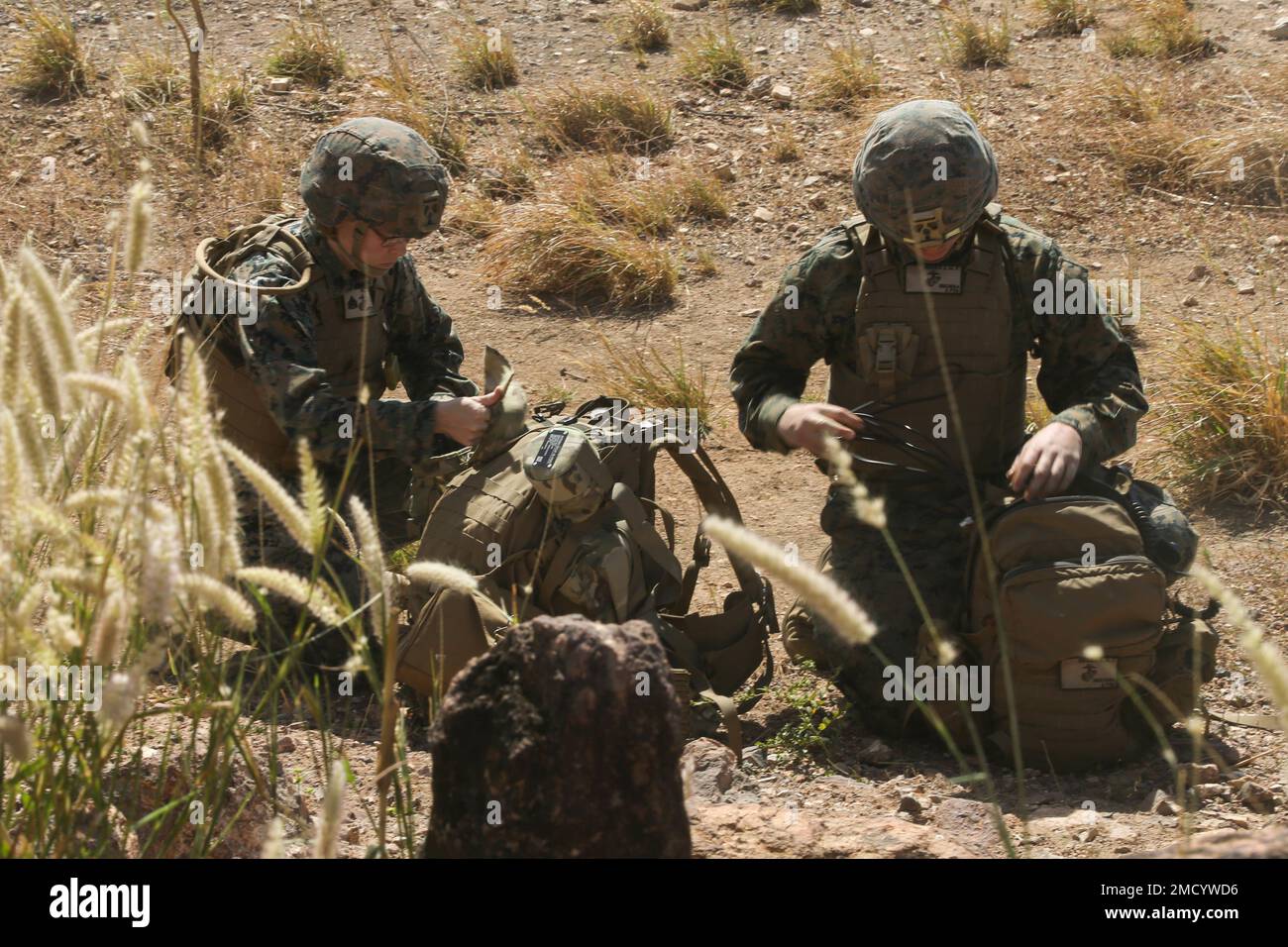 USA Marinekorps Sgt. Amoreena Peets, eine Netzwerkadministratorin, Und CPL. Michael Brooks, ein Funker mit dem Kommandoelement Marine Rotational Force-Darwin 22, richtete ein Mobile User Objective System während eines Luftangriffs als Teil von Übung Koolendong 22 in Mount Bundey Training Area, NT, Australien, am 11. Juli 2022 ein. Übung Koolendong 22 ist eine gemeinsame Truppenübung, die sich auf fortgeschrittene Expeditionsbasisoperationen der USA konzentriert Marines, USA Soldaten, USA Flugzeuge und Personal der australischen Streitkräfte. Stockfoto