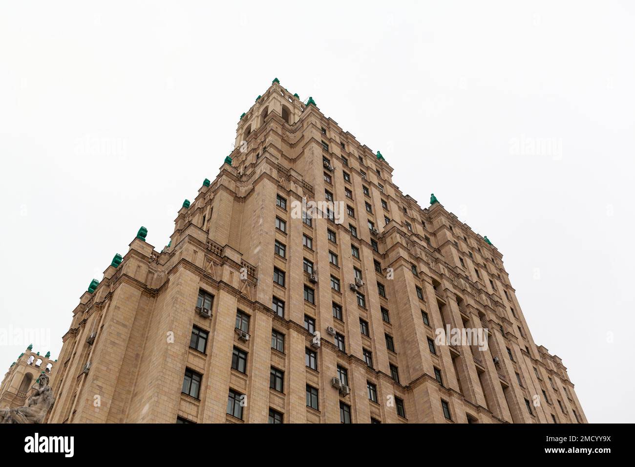 29.11.2022. Moskau Russland. Wohngebäude auf dem Kudrinskaya-Platz in Moskau. Stalins Wolkenkratzer. Stadtgebäude, Wohngebäude und Wohngebäude Stockfoto