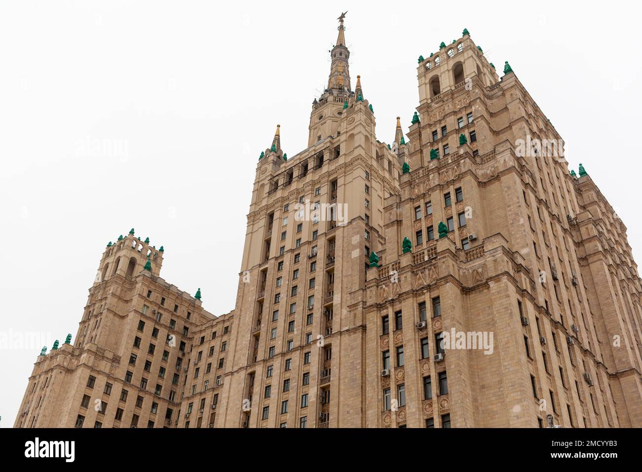 29.11.2022. Moskau Russland. Wohngebäude auf dem Kudrinskaya-Platz in Moskau. Stalins Wolkenkratzer. Stadtgebäude, Wohngebäude und Wohngebäude Stockfoto