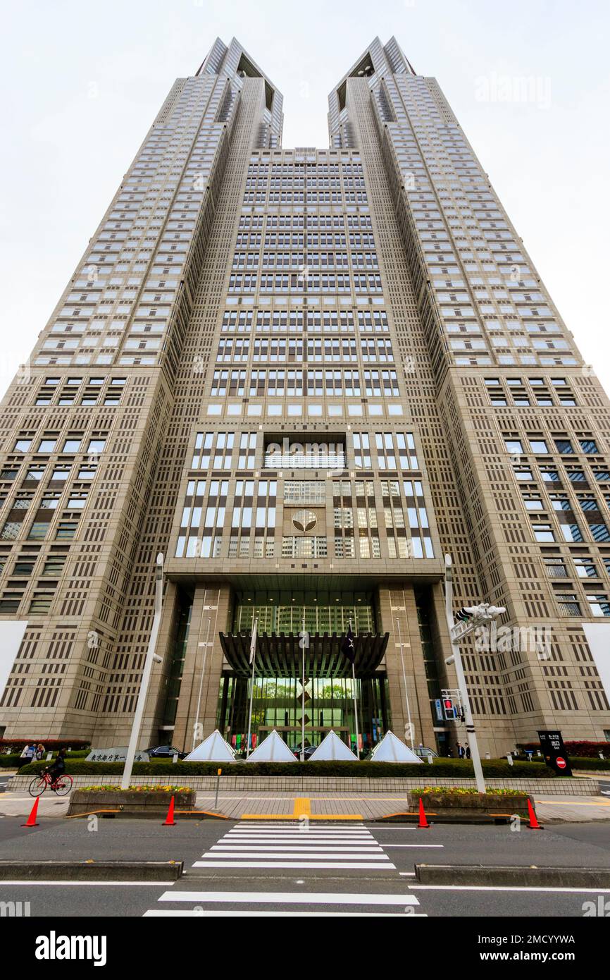 Tokio. Das Wahrzeichen der berühmten Tokyo Metropolitan Government Building in Shinjuku City. Blick auf die Straße zu den hoch aufragenden hohen Turm. Stockfoto