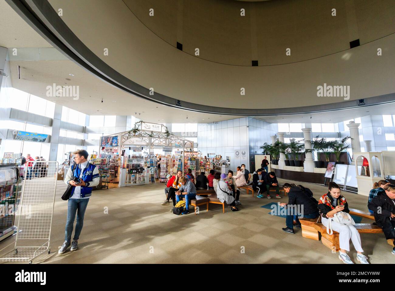 Tokyo Metropolitan Gebäude, Innenraum der Observation Lounge im North Tower. Touristen sitzen in Rastplatz mit kleinen Shop, Spielzeug Park' hinter sich. Stockfoto