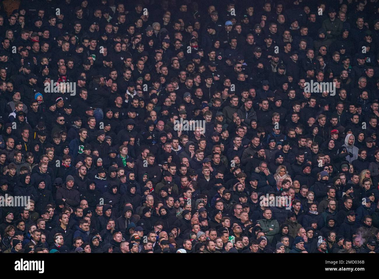 ROTTERDAM, NIEDERLANDE - JANUAR 22: Feyenoord-Fans während des niederländischen Eredivisie-Spiels zwischen Feyenoord und Ajax im Stadion Feijenoord am 22. Januar 2023 in Rotterdam, Niederlande (Foto von Joris Verwijst/Orange Pictures) Stockfoto