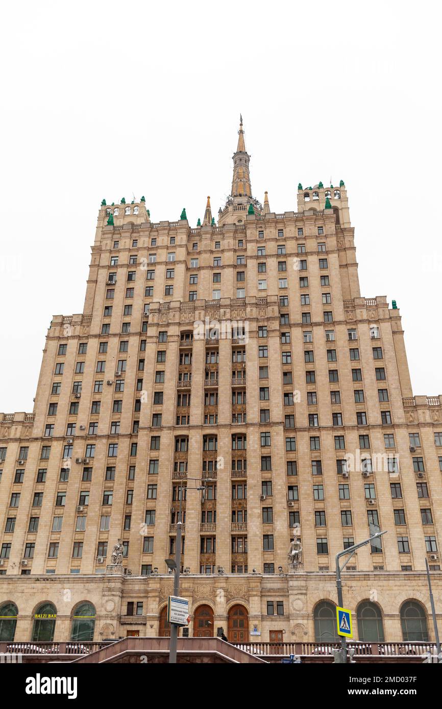 29.11.2022. Moskau Russland. Wohngebäude auf dem Kudrinskaya-Platz in Moskau. Stalins Wolkenkratzer. Stadtgebäude, Wohngebäude und Wohngebäude Stockfoto