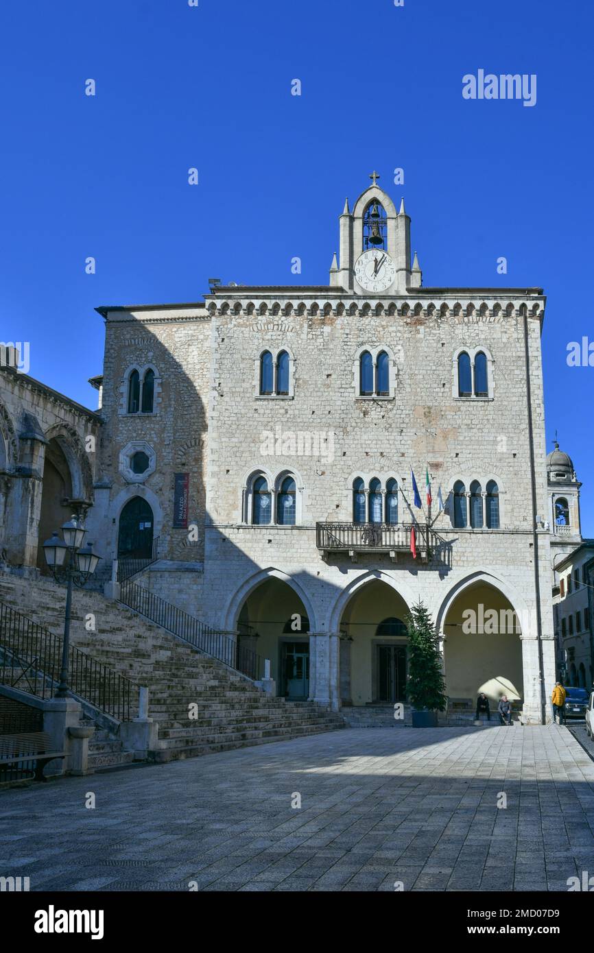 Die Fassade des Rathauses von Priverno, einer mittelalterlichen Stadt unweit von Rom in Italien. Stockfoto