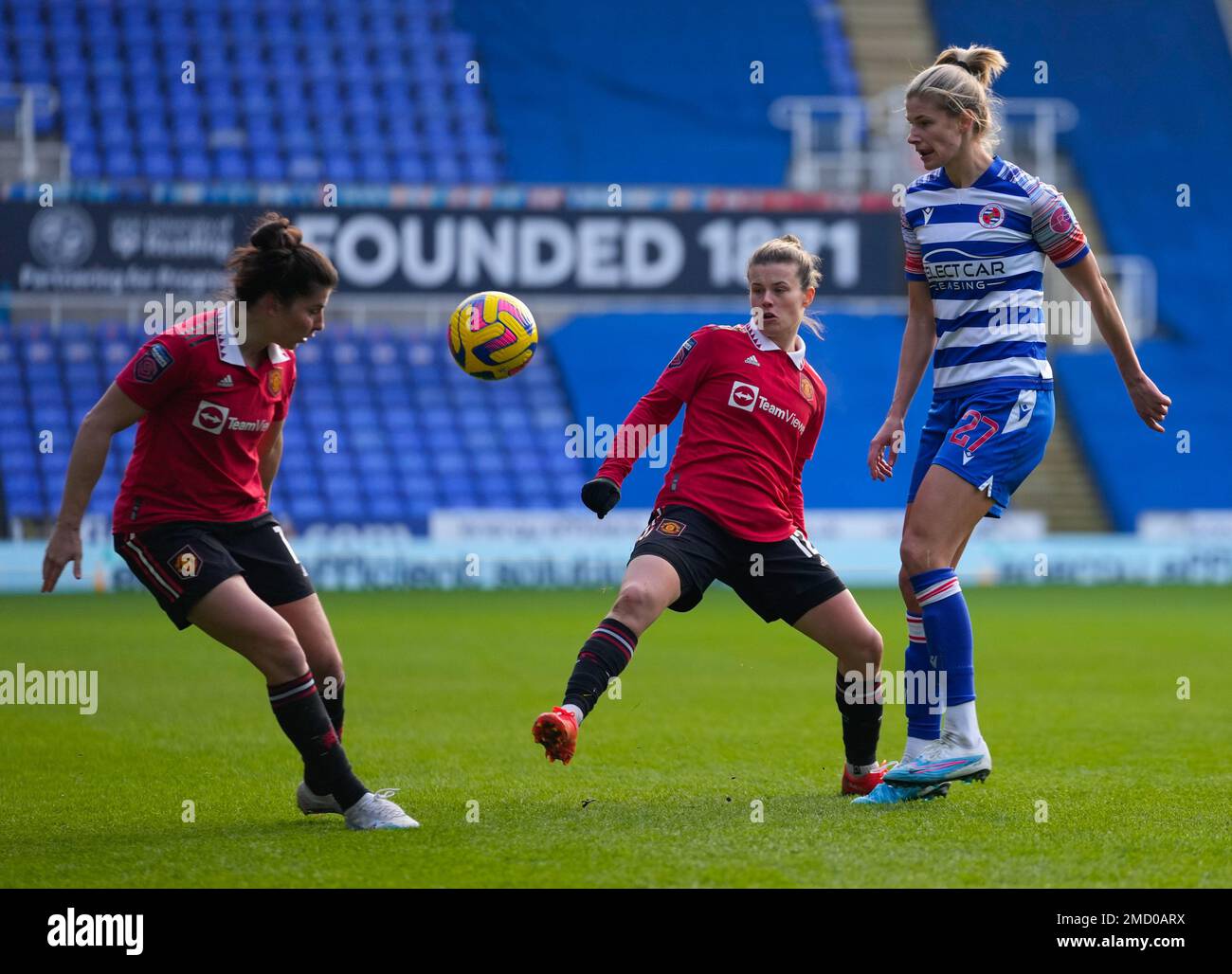 Reading, England, Januar 22. 2023: Justine Vanhaevermaet (27 Reading) passt den Ball während des Fußballspiels Barclays FA Womens Super League zwischen Reading und Manchester United im Select Car Leasing Stadium in Reading, England. (James Whitehead/SPP) Stockfoto