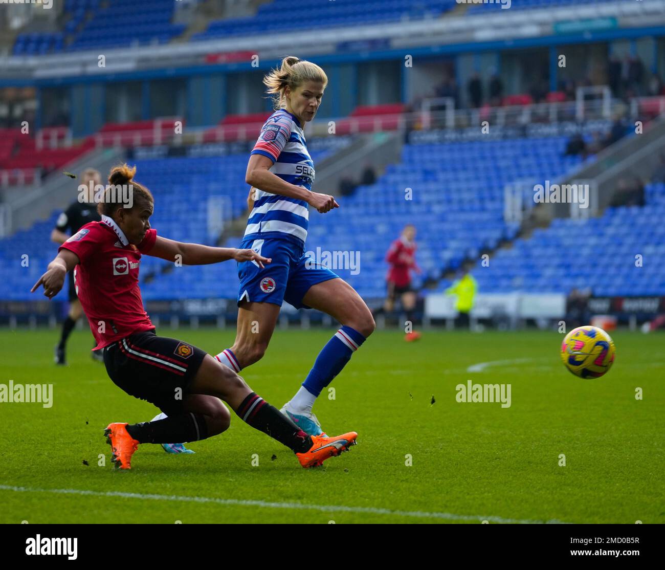 Reading, England, Januar 22. 2023: Nikita Parris (22 Manchester United) kreuzt den Ball während des Fußballspiels Barclays FA Womens Super League zwischen Reading und Manchester United im Select Car Leasing Stadium in Reading, England. (James Whitehead/SPP) Stockfoto