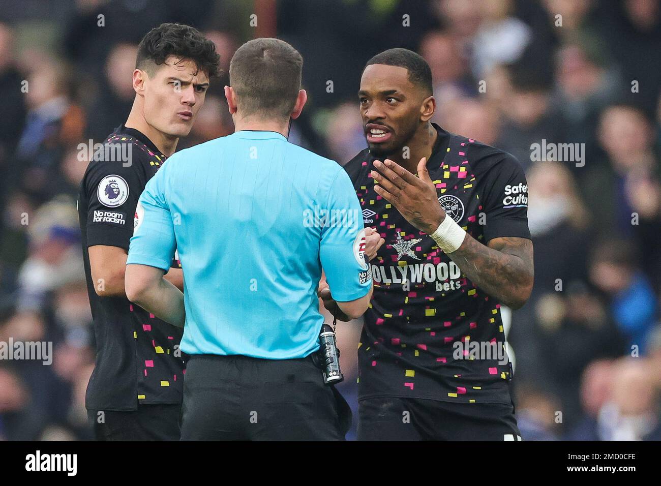 Ivan Toney #17 aus Brentford spricht mit Schiedsrichter Peter Banks während des Premier League-Spiels Leeds United gegen Brentford in Elland Road, Leeds, Großbritannien, 22. Januar 2023 (Foto von Mark Cosgrove/News Images) Stockfoto