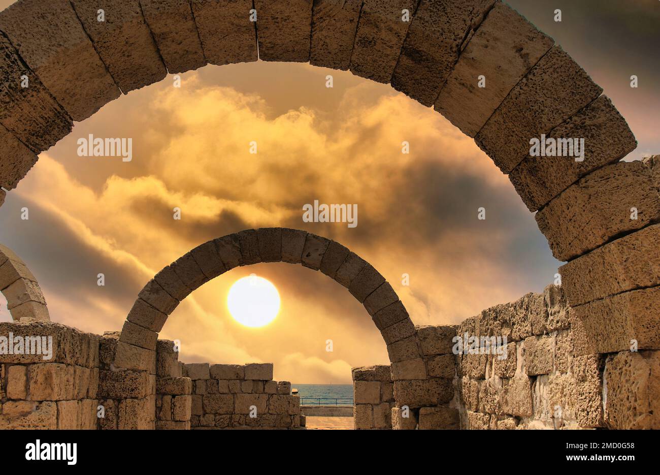 Caesarea Maritima (Israel) ist eine Hafenstadt, die von Herodes dem Großen zu Ehren von Cäsar Octavian Augustus gegründet wurde. Stockfoto