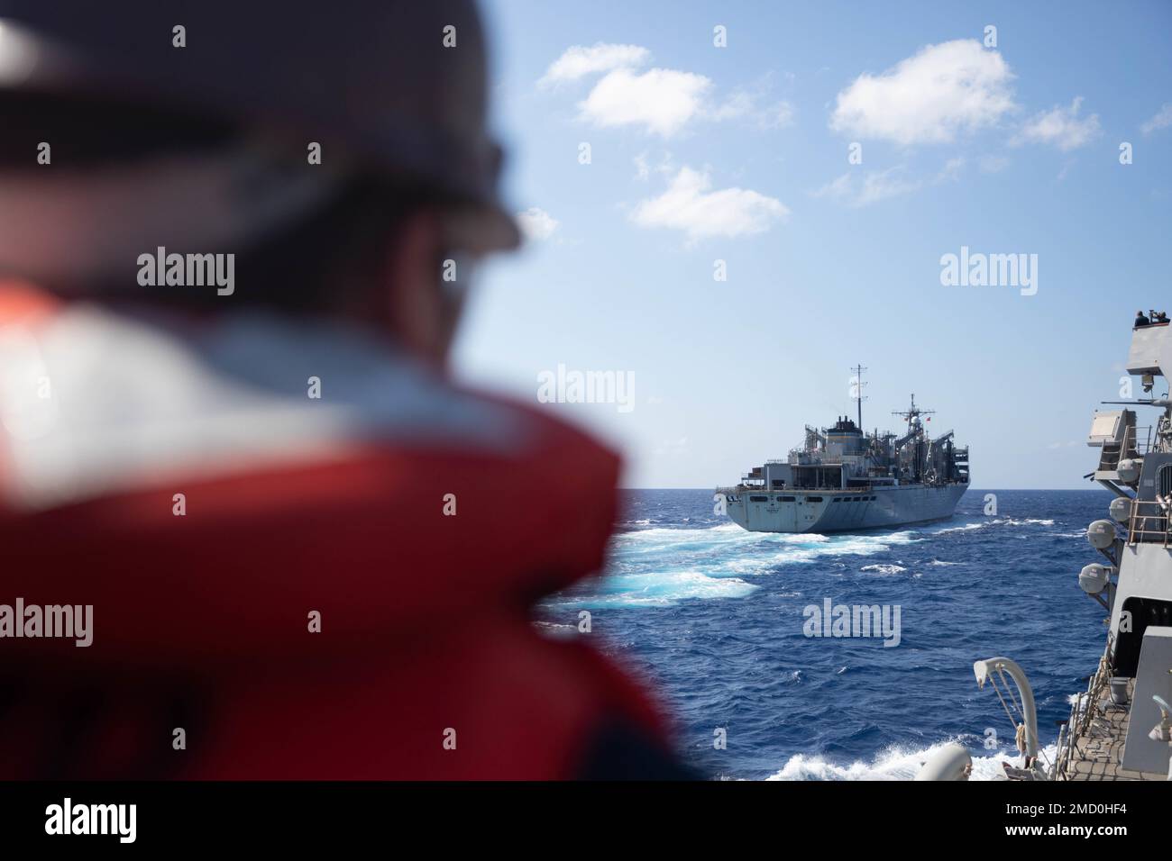 220711-N-QI593-1022 MITTELMEER (11. Juli 2022) USS Bainbridge (DDG 96) nähert sich USNS Supply (T-AOE-6) während einer Wiederauffüllung auf See im Mittelmeer am 11. Juli 2022. Bainbridge ist auf einem geplanten Einsatz in den USA Marinestreitkräfte Europa Einsatzgebiet, angestellt von den USA Sechste Flotte, die die Interessen der USA, Verbündeten und Partner verteidigt. Stockfoto