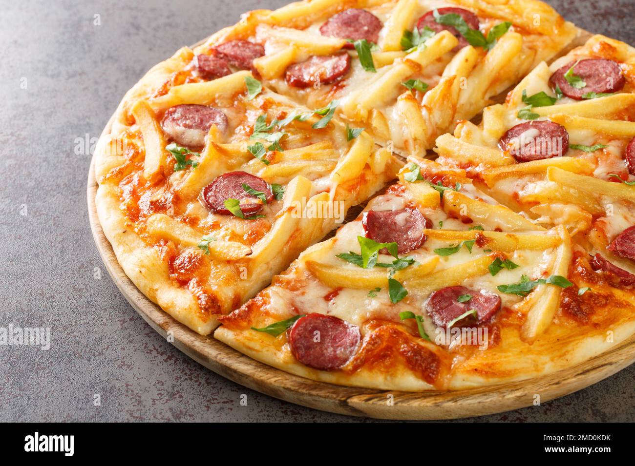 Hausgemachte Pizza mit pommes frites, Wurstel, Mozzarella-Käse ...