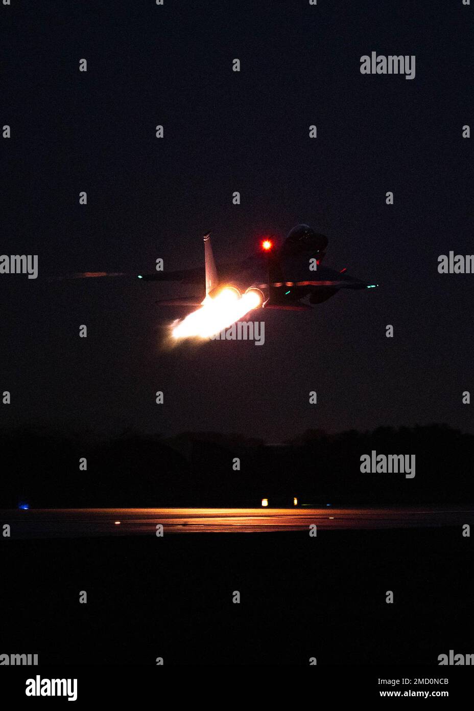 Ein F-15E Strike Eagle, der der 494. Kampfgeschwader zugeteilt wurde, startet am 7. November 2022 für Nachtflüge in Royal Air Force Lakenheath, England. Betrieb und Schulung bei Nacht sind von entscheidender Bedeutung, da Piloten und Instandhaltungspersonal sich auf diese Weise unter allen Bedingungen an die Erzeugung und das Fliegen von Stationen gewöhnen können. Stockfoto