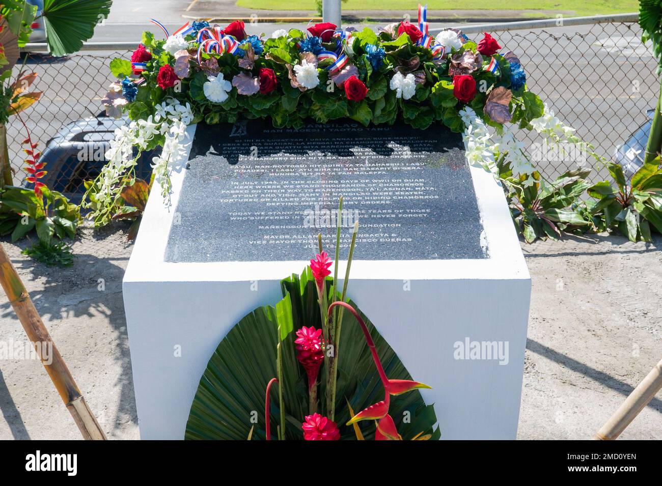 Das Mangilao Memorial wird während der Hasso Mangilao Memorial Zeremonie am 12. Juli 2022 in Mangilao, Guam, mit einem Kranz geehrt. Dieses 2019 erbaute Denkmal besteht aus Granit, das auf einem Betonsockel platziert wurde. Stockfoto