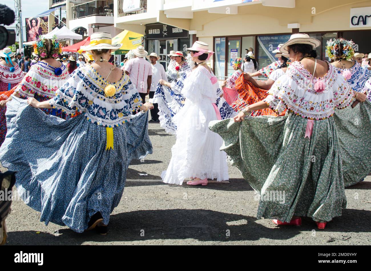 Menschen tanzen in panamaischen Pollera-Kleidern Stockfoto