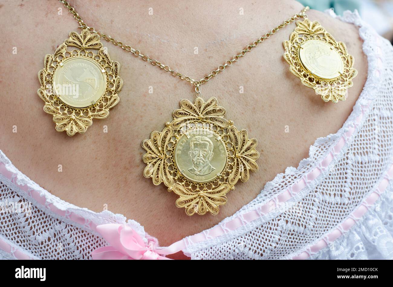 Kostprobe von panamaischem Pollera-Goldschmuck Stockfoto