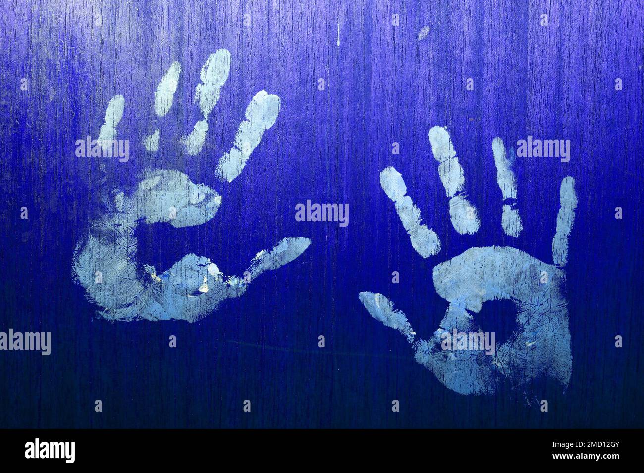 Handgemälde blau Farbe Kinderhandabdruck, künstlerischer Kinderstempel. Mit Kopierbereich Stockfoto