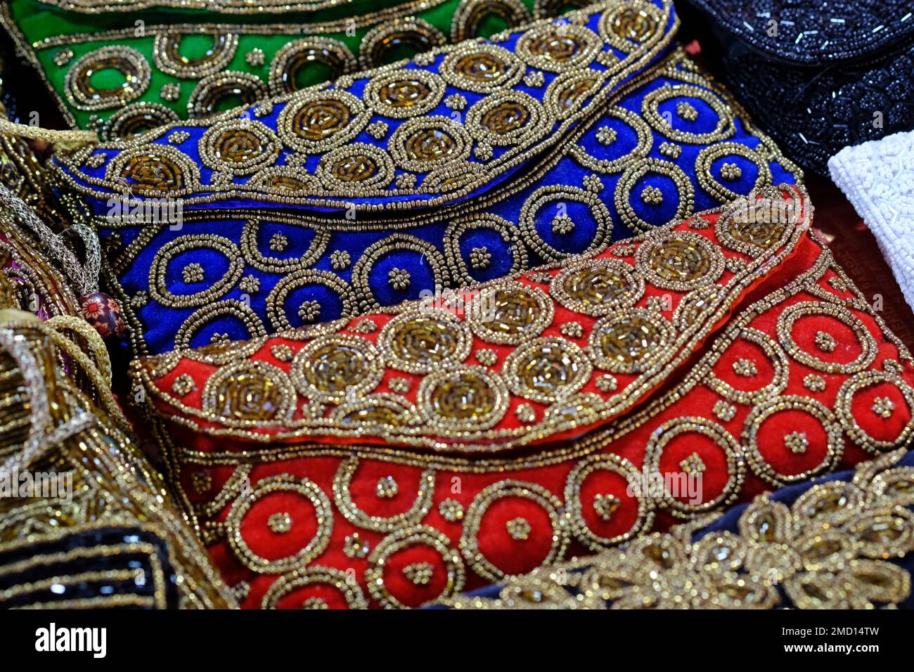 Bunte Handwerkstasche aus Stoff auf dem Markt, Taschen für Frauen auf dem Basar, Indien Stockfoto