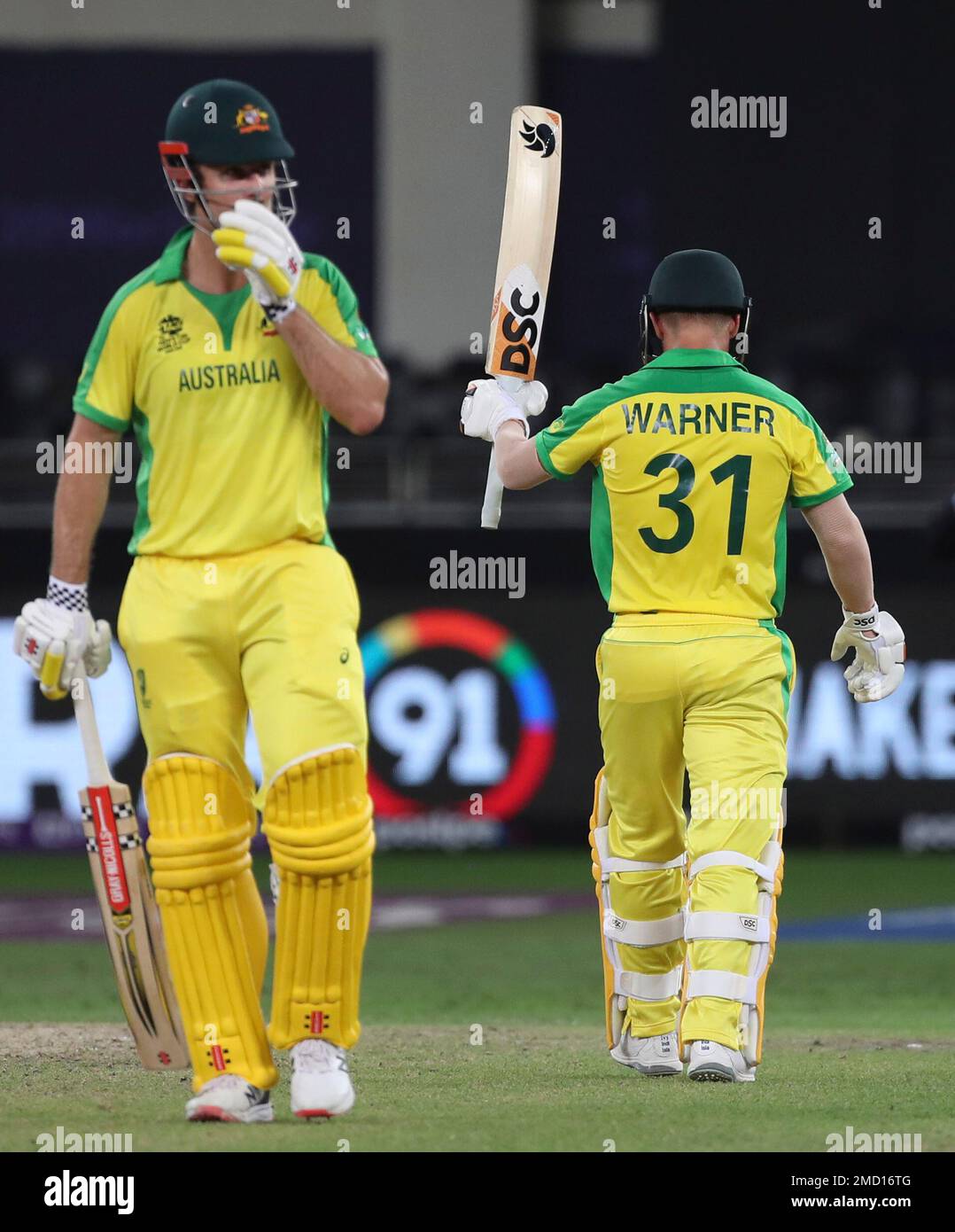 Australia's David Warner celebrates after scoring half a century during the Cricket Twenty20 World Cup final match between New Zealand and Australia in Dubai, UAE, Sunday, Nov. 14, 2021. (AP Photo/Aijaz Rahi) Stockfoto