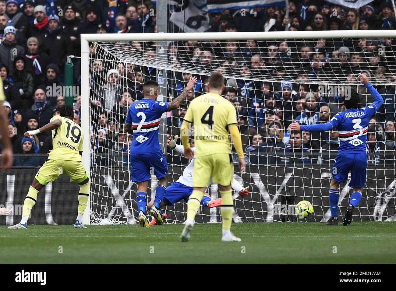 Genua, Italien. 22. Januar 2023 Kingsley Ehizibue (Udinese) Bruno Amione erzielte das erste Tor für sein Team (Sampdoria)Emil Audero Mulyadi (Sampdoria) während des italienischen „Serie A Match zwischen Sampdoria 0-1 Udinese im Luigi Ferraris Stadium am 22. Januar 2023 in Genua, Italien. Kredit: Maurizio Borsari/AFLO/Alamy Live News Stockfoto