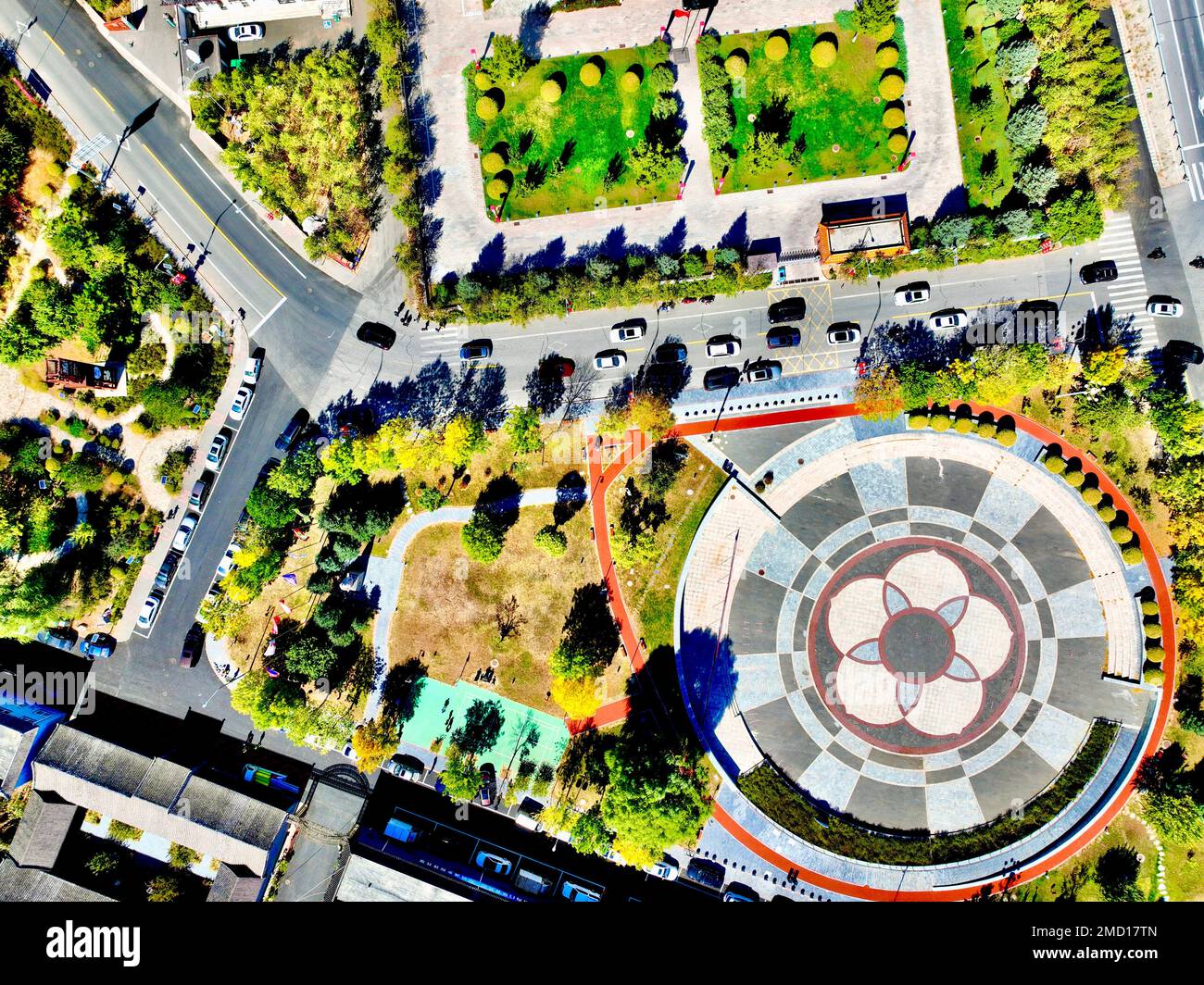 Ein Luftblick auf einen Park und einen runden Platz in einer Stadt, umgeben von Straßen und Autos Stockfoto