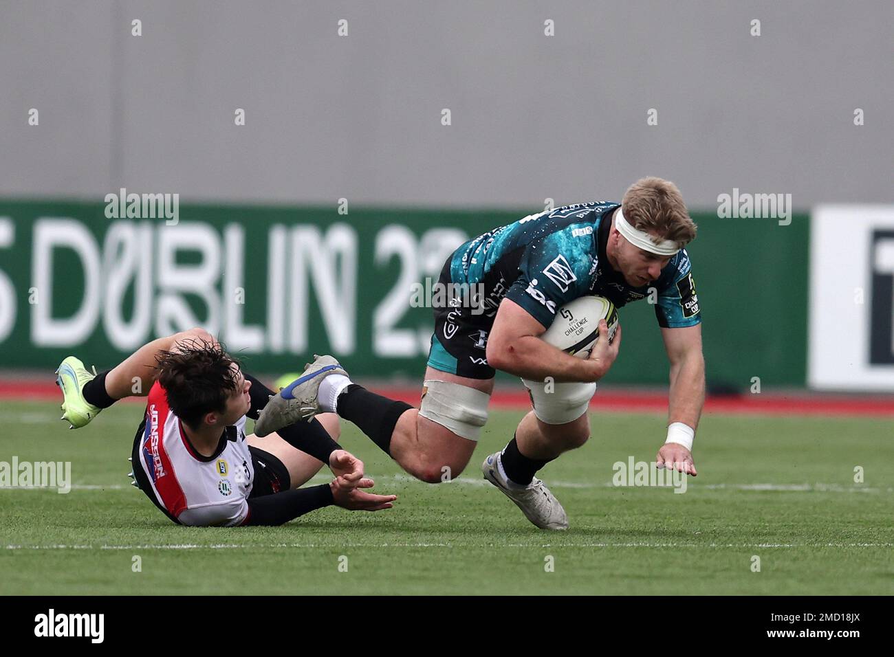 Ystrad Mynach, Großbritannien. 22. Januar 2023. Aaron Wainwright von den Dragons wird angegriffen. European Challenge Cup Rugby, Pool B Match, Dragons gegen Emirates Lions im CCBC Centre for Sporting Excellence in Ystrad Mynach, Wales am Sonntag, den 22. Januar 2023. Bild von Andrew Orchard/Andrew Orchard Sportfotografie/Alamy Live News Kredit: Andrew Orchard Sportfotografie/Alamy Live News Stockfoto