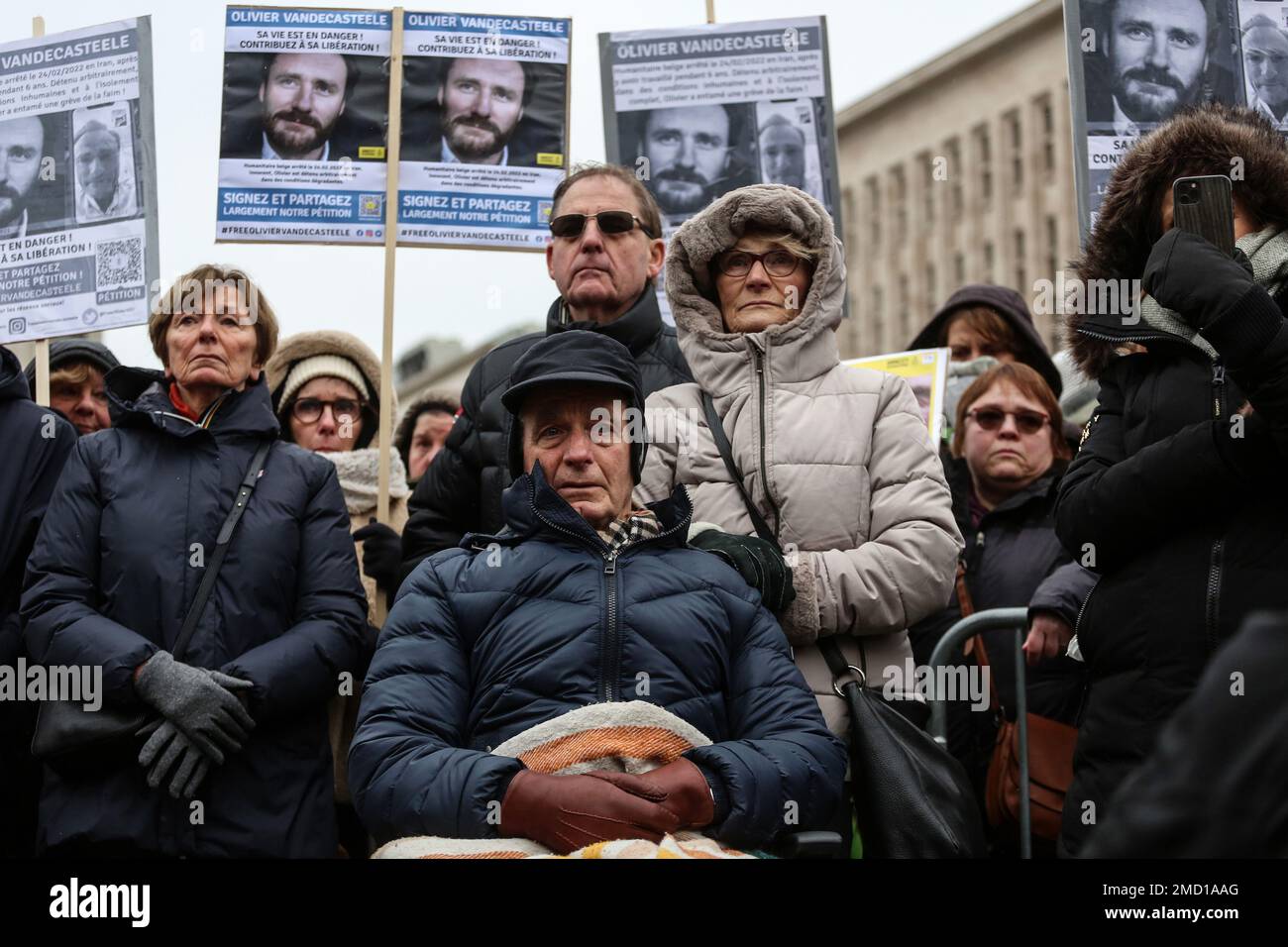 Brüssel, Region Brüssel-Hauptstadt, Belgien. 22. Januar 2023. Bernard, der Vater des belgischen Helfers Olivier Vandecasteele, und Annie, Mitte rechts, der Mutter von Vandecasteele, während eines Protests gegen die Inhaftierung des belgischen Helfers Olivier Vandecasteele, organisiert vom Unterstützungsausschuss Olivier Vandecasteele und von Amnesty International in Brüssel, Belgien, am 22. Januar 2023. Vandecasteele wurde im Februar 2022 im Iran verhaftet und zu 40 Jahren Haft verurteilt. (Kreditbild: © Valeria Mongelli/ZUMA Press Wire) NUR REDAKTIONELLE VERWENDUNG! Nicht für den kommerziellen GEBRAUCH! Kredit: ZUMA Press, Stockfoto