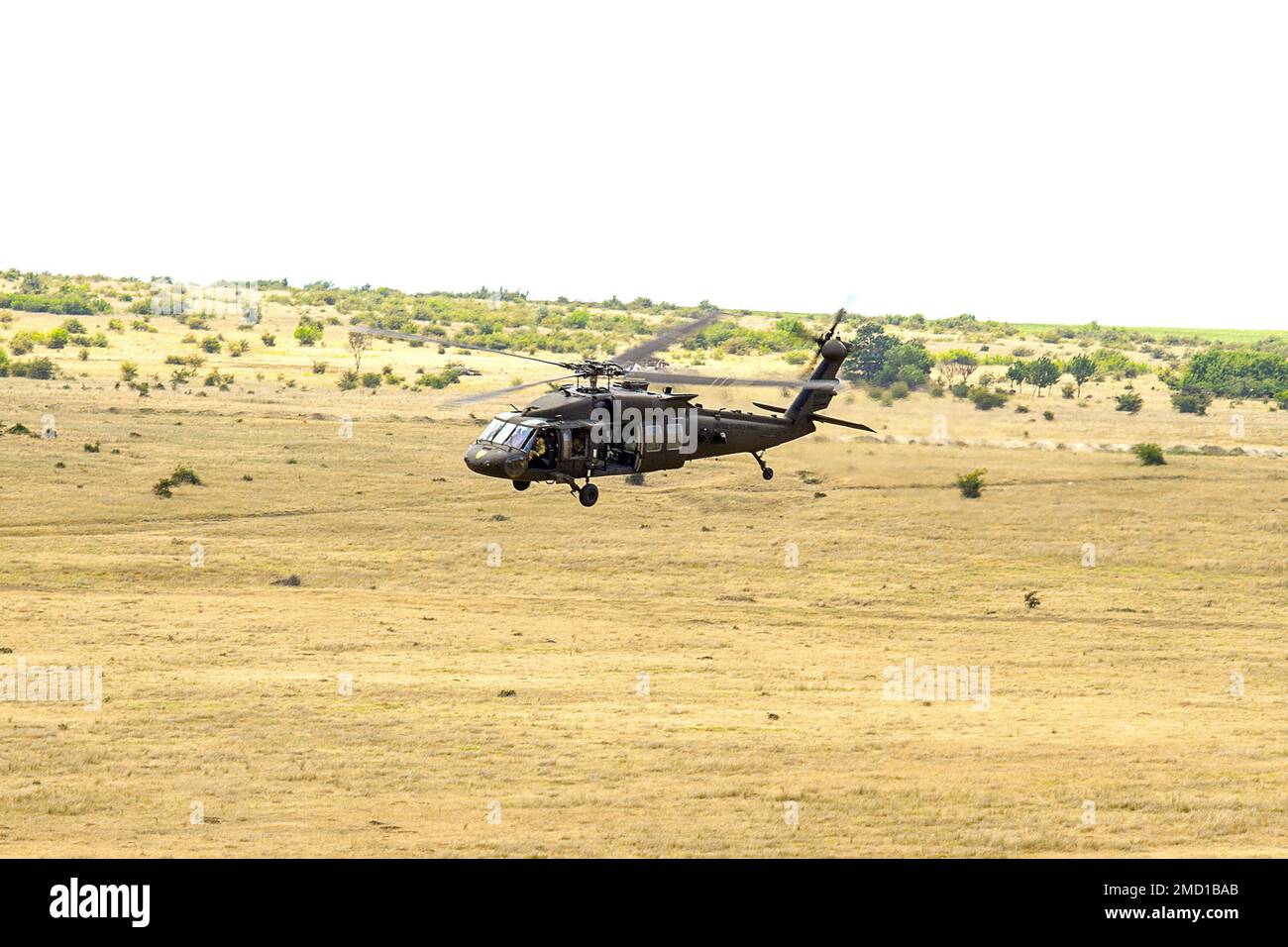 BABADAG-TRAININGSBEREICH, Rumänien, Ein UH-60m Black Hawk, der 3-227 AHB zugeteilt wurde, nähert sich während des Personalbergungstrainings mit dem britischen 140. Expeditionary Air Wing, 12. Juli 2022 der Abholzone. Regelmäßige Interoperabilitätsschulungen mit NATO-Partnern und -Verbündeten schaffen Vertrauen und Bereitschaft und erhöhen die Abschreckungs- und Verteidigungskapazitäten. Stockfoto