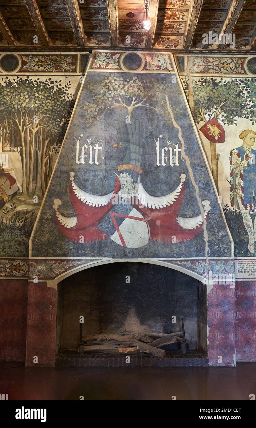 Manta, Itaky - 14. Oktober 2018: Der Kamin mit Fresken im Baronial Hall des Palastes Valerano Saluzzo della Manta kno aus dem 16. Jahrhundert Stockfoto