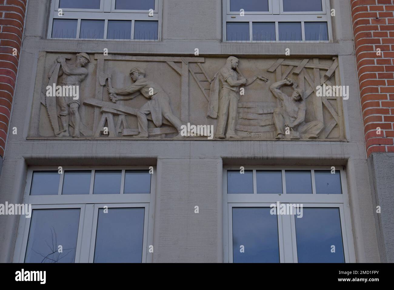 Wandfriese an der Außenseite des ungarischen Staatsschatzgebäudes, Fiumei Way, Budapest, Ungarn Stockfoto