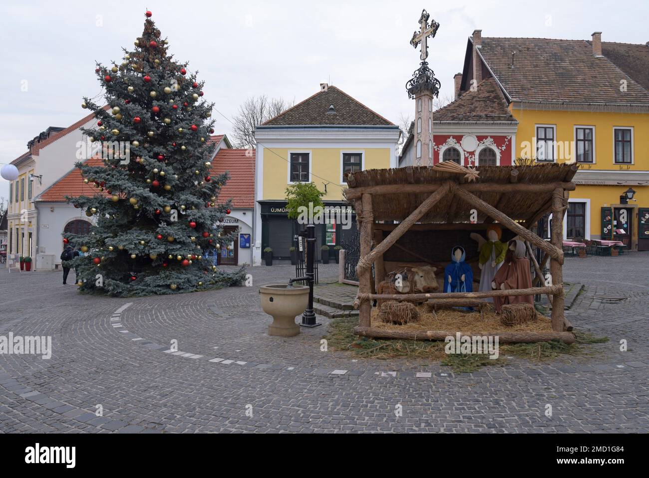 Weihnachtsbaum und Krippenspiel im Zentrum der malerischen Stadt Szentendre, in der Nähe von Budapest, Ungarn Stockfoto