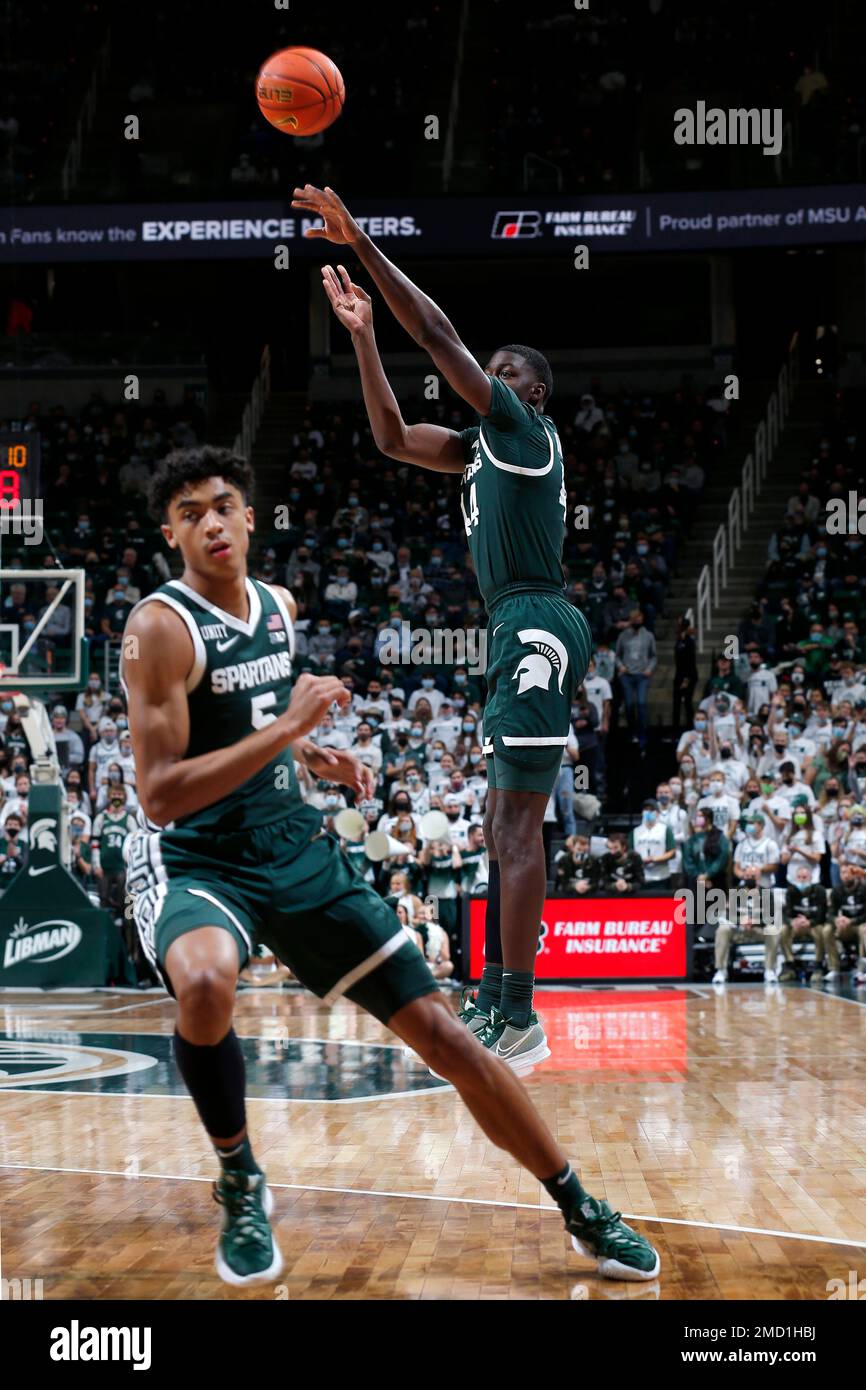 Michigan State's Gabe Brown, right, shoots a 3-pointer against Western Michigan during an NCAA college basketball game, Friday, Nov. 12, 2021, in East Lansing, Mich. Michigan State won 90-46. (AP Photo/Al Goldis) Stockfoto