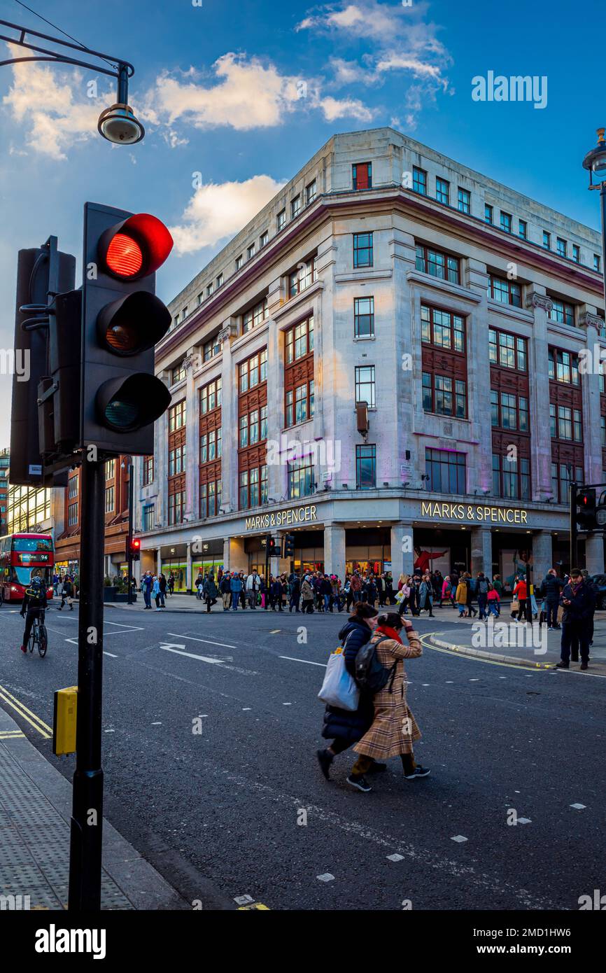 Marks & Spencer MARMOR ARCH - Marks & Spencer Flagship Store in der 458 Oxford St im Zentrum von London - Originalgebäude aus den 1930er Jahren. Stockfoto