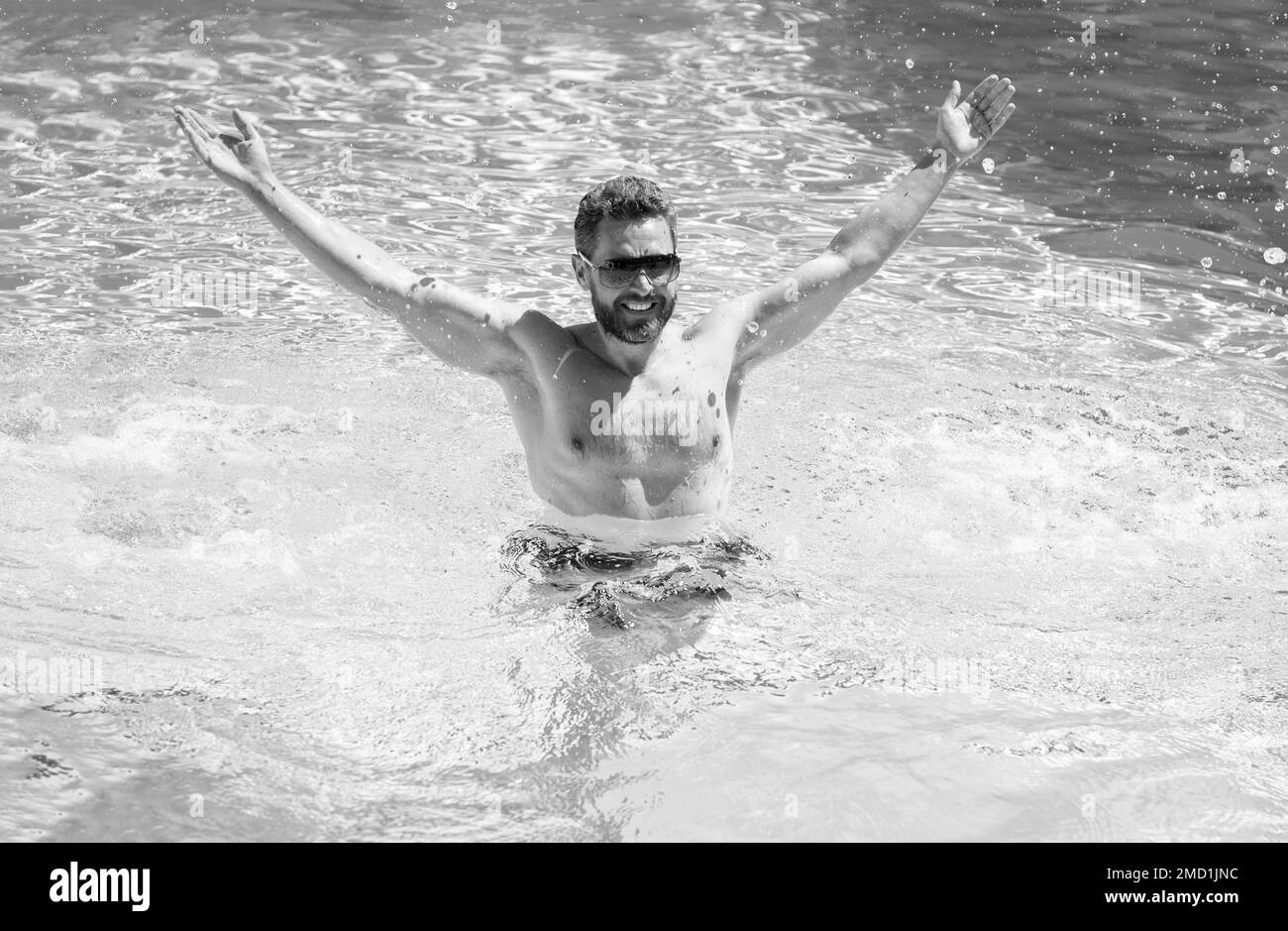 Sommer Spa Resort Urlaub. Glücklicher, gutaussehender Mann im Schwimmbad. Poolparty. Stockfoto