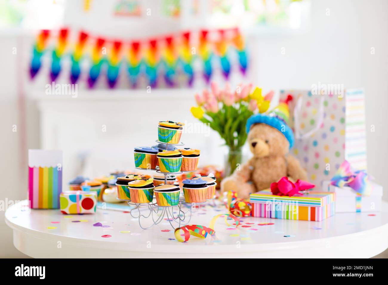 Cupcakes für Kinder Geburtstagsfeier. Kinderparty mit Dschungeltieren. Dekoriertes Zimmer für Jungen oder Mädchen Kindergeburtstage. Tischeinstellung mit Geschenken Stockfoto