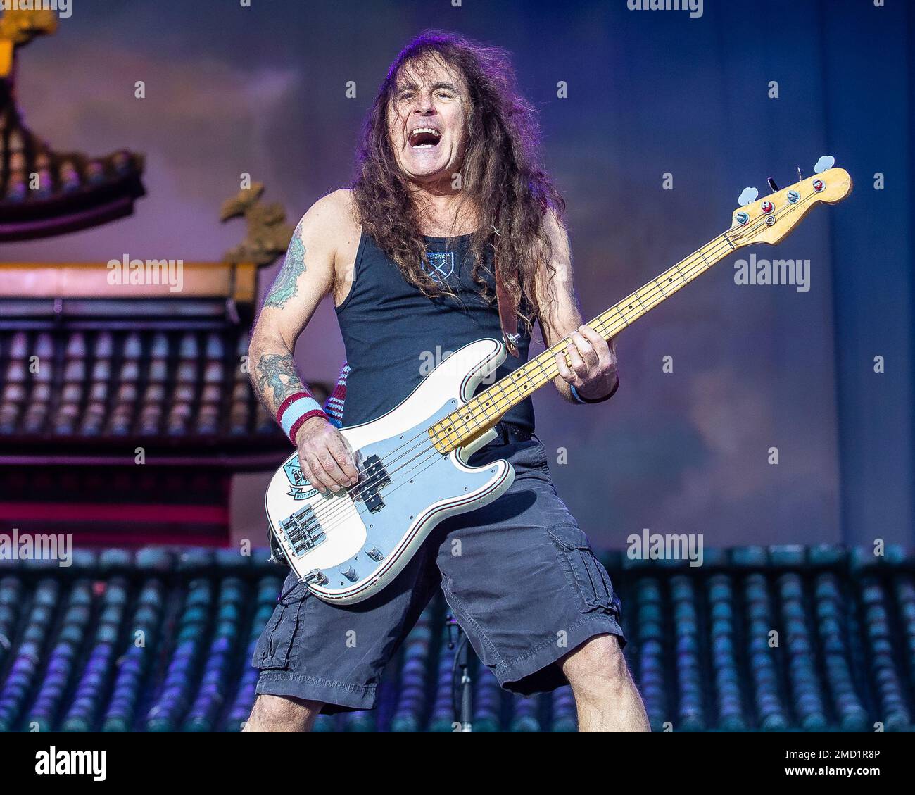 Steve Harris von Iron Maiden spielt live auf der Bühne Stockfoto