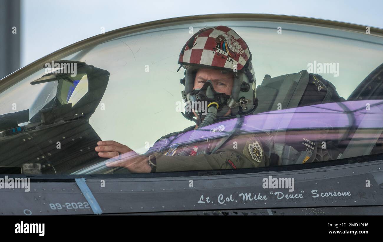 LT. Col. Michael Scorsone, 125. Jagdgeschwader, 138. Jagdflügel, absolviert am 3. Juni 2022 3.000 Stunden F-16-Flugzeit auf der Tulsa Air National Guard Base, Okla. Scorsone ist seit 22 Jahren in der Oklahoma Air National Guard tätig und hat bei der F-16 über 500 Stunden Kampfzeit. (Foto der Oklahoma Air National Guard von Meister Sgt. C.T. Michael) Stockfoto