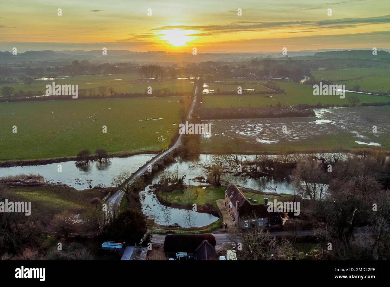 White Mill, Dorset, Großbritannien. 22. Januar 2023 Wetter in Großbritannien. Blick aus der Luft auf White Mill am River Stour in der Nähe von Wimborne in Dorset bei Sonnenuntergang. Bildnachweis: Graham Hunt/Alamy Live News Stockfoto